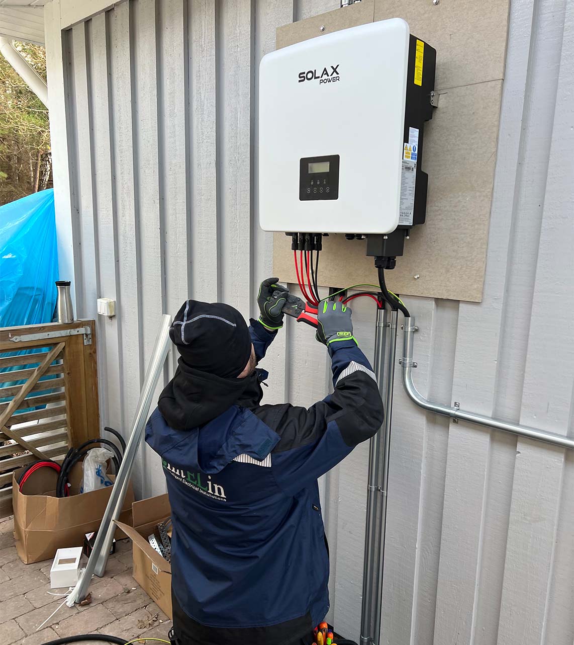 Man som installerar solceller hemma hos kund.